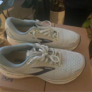 Brooks Women's Athletic Shoes - Light Gray and Blue
